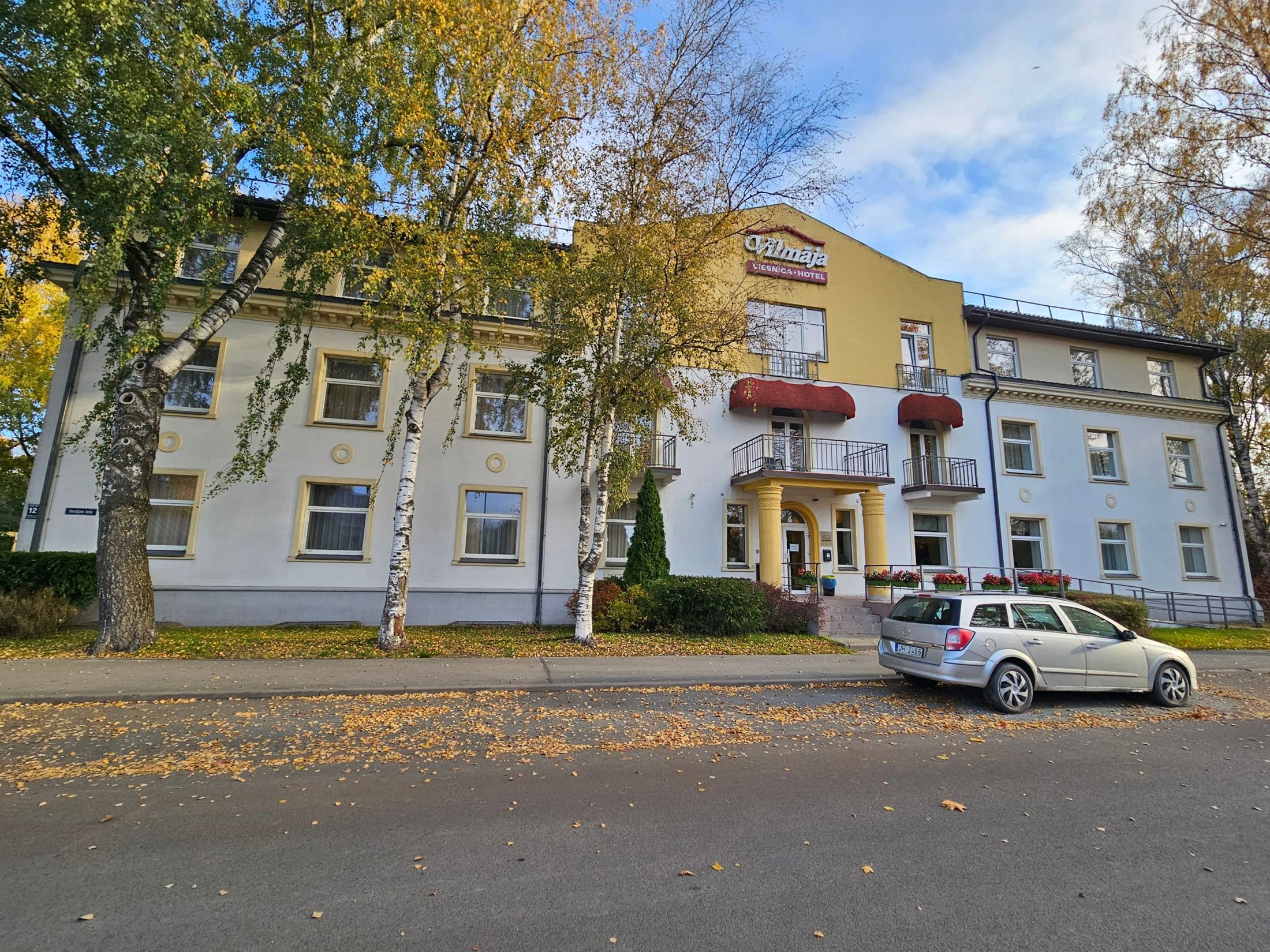 Viesnīcas Vilmāja ēka rudenī